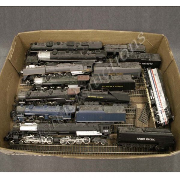 LOT (8) HO SCALE INCLUDING (7) STEAM ENGINES: LOT (8) ASSORTED HO SCALE INCLUDING (7) STEAM ENGINES & TENDERS.