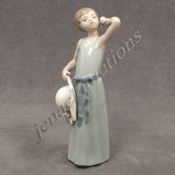 LLADRO PORCELAIN FIGURE, YOUNG GIRL WITH HAT : LLADRO PORCELAIN FIGURE, YOUNG GIRL WITH HAT AND ROSE. HEIGHT 9 1/2"