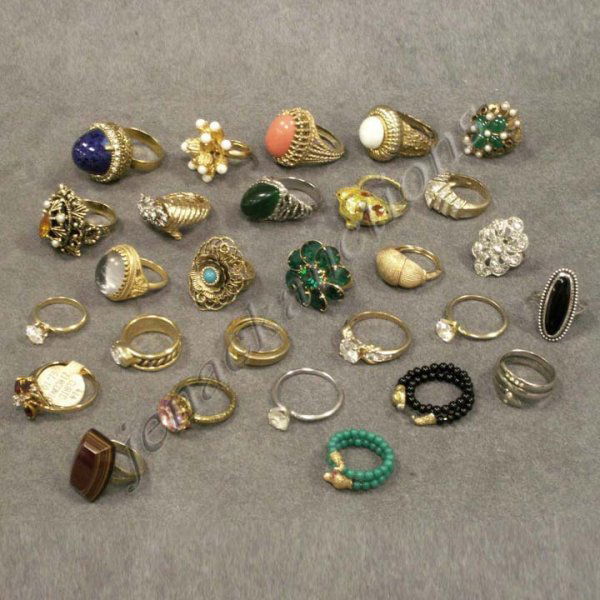LOT ASSORTED FASHION COSTUME JEWELRY RINGS: LOT ASSORTED FASHION COSTUME JEWELRY RINGS INCLUDING MIRIAM HASKELL
