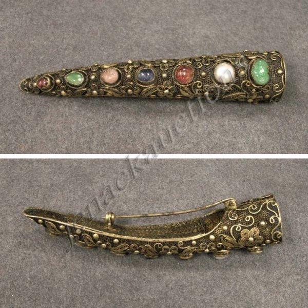 CHINESE GILT FILIGREE SILVER NAIL GUARD: CHINESE GILT FILIGREE SILVER NAIL GUARD WITH SEMI-PRECIOUS STONES. LENGTH 3 3/4"; GROSS WEIGHT 13.46 GRAMS