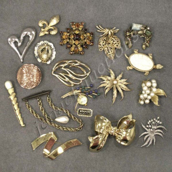 LOT (17) COSTUME JEWELRY BROOCHES: LOT (17) COSTUME JEWELRY BROOCHES INCLUDING SIGNED WORKS BY GERRY'S, WINARD, MONET, WEISS, DENICOLA, BOUCHER, JJ, COROCRAFT, LISNER