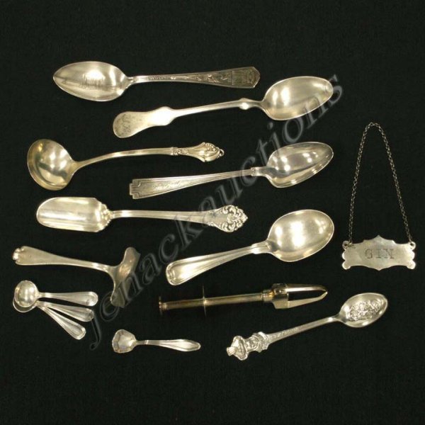 ASSORTED LOT MISCELLANEOUS STERLING SPOONS : ASSORTED LOT MISCELLANEOUS STERLING SPOONS INCLUDING TIFFANY CHILD'S PUSHER & SILVER PLATE SPOONS INCLUDING 1933 CHICAGO'S WORLD FAIR & ROLEX WATCH ADVERTISER. TOTAL WEIGHABLE SILVER 5.83 OZT