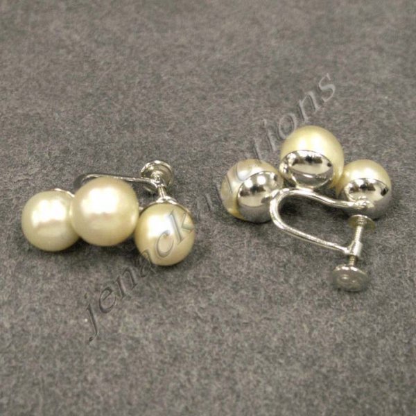 14K WHITE GOLD CULTURED PEARL SCREW-BACK EARRINGS: PAIR 14K WHITE GOLD CULTURED PEARL SCREW-BACK EARRINGS, PEARLS 7.4-8.2 MM. LENGTH 3/4"; GROSS WEIGHT 6.64 GRAMS