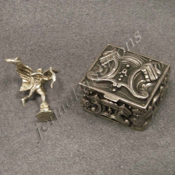 LOT (2) VICTORIAN 925 SILVER GILT LINED PILL BOX: LOT (2) VICTORIAN 925 SILVER GILT LINED PILL BOX, 1 X 1"; AND MINIATURE WINGED CHARM/SEAL. HEIGHT 3/4" TOTAL WEIGHT 17.4 GRAMS
