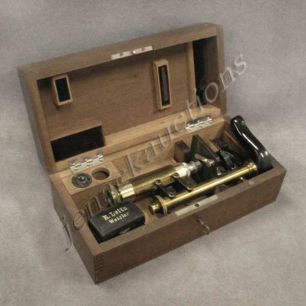 VINTAGE E. LEITZ BRASS MICROSCOPE WITH CASE: VINTAGE E. LEITZ BRASS MICROSCOPE WITH CASE & ACCESSORIES. HEIGHT 4 1/2"; LENGTH 12"