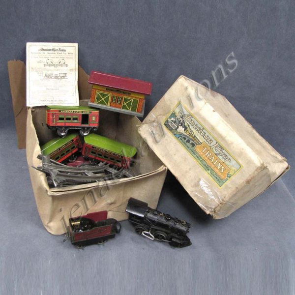 VINTAGE AMERICAN FLYER, TIN LITHO TRAIN SET: VINTAGE AMERICAN FLYER, TIN LITHOGRAPH/CAST IRON WIND-UP TRAIN SET WITH BOX, C.1930'S. LENGTH/ENGINE 7"