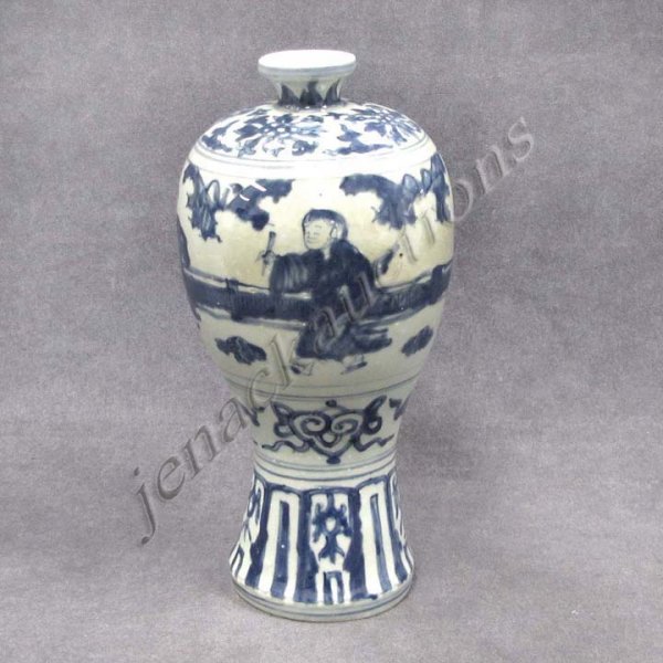 CHINESE MEI PING DECORATED PORCELAIN VASE
