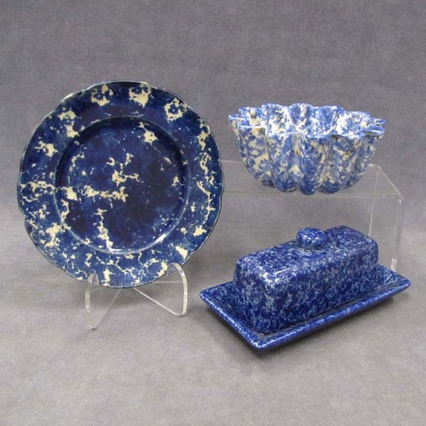 LOT (3) SPONGEWARE INCLUDING COVERED BUTTER DISH: LOT (3) SPONGEWARE INCLUDING COVERED BUTTER DISH, MOLD AND PLATE, 19/20TH CENTURY. MOLD DIAMETER 6"; PLATE 7 1/2"