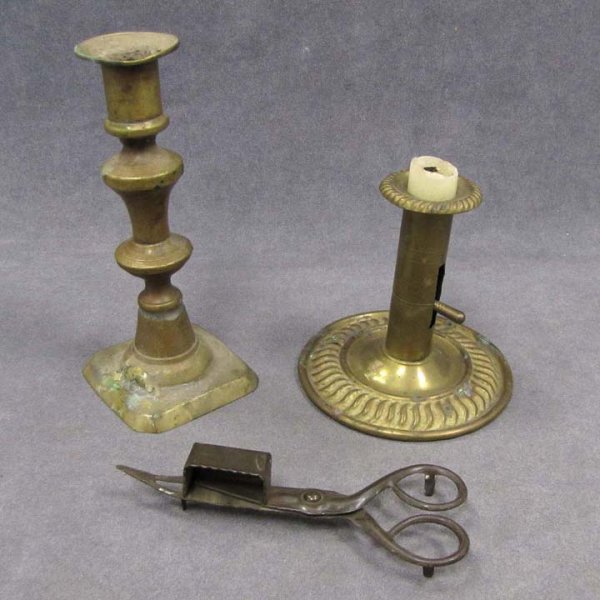 LOT (3) INCLUDING TOLE CANDLE SNIPS: LOT (3) INCLUDING TOLE CANDLE SNIPS, BRASS PUSH/SLIDE CANDLESTICKS, 19TH CENTURY. HEIGHT 7" & 4 1/2"