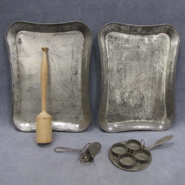 LOT (5) ASSORTED TIN/WOOD KITCHEN ARTICLES: LOT (5) ASSORTED TIN/WOOD KITCHEN ARTICLES INCLUDING EGG POACHER, (2) TOLE TRAYS, WOOD MASHER, AND PASTRY CUTTER, ATTRIBUTED TO SHAKER WORKSHOPS, 19TH CENTURY. TRAY/17 X 13"