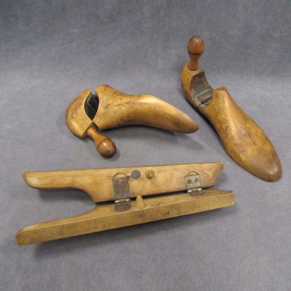 LOT (3) INCLUDING PAIR SHAKER CARVED MAPLE SHOE: LOT (3) INCLUDING PAIR SHAKER CARVED MAPLE SHOE STRETCHERS AND FOLDING BOOT JACK, 19TH CENTURY. LENGTH 11-12"