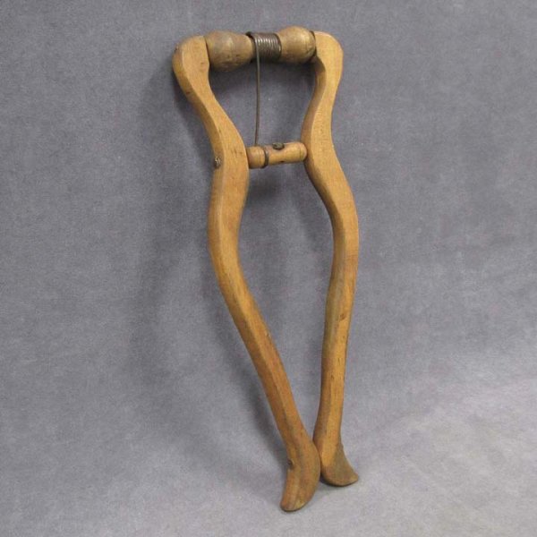 SHAKER MAPLE WALL MOUNTED BOOT JACK: SHAKER MAPLE WALL MOUNTED BOOT JACK, 19TH CENTURY. LENGTH 19 1/2"