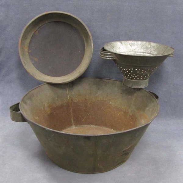 LOT (3) SHAKER TOLEWARE INCLUDING COLANDER: LOT (3) SHAKER TOLEWARE INCLUDING COLANDER, STRAINER AND HANDLED TUB, 19/20TH CENTURY. DIAMETER LARGEST 20"