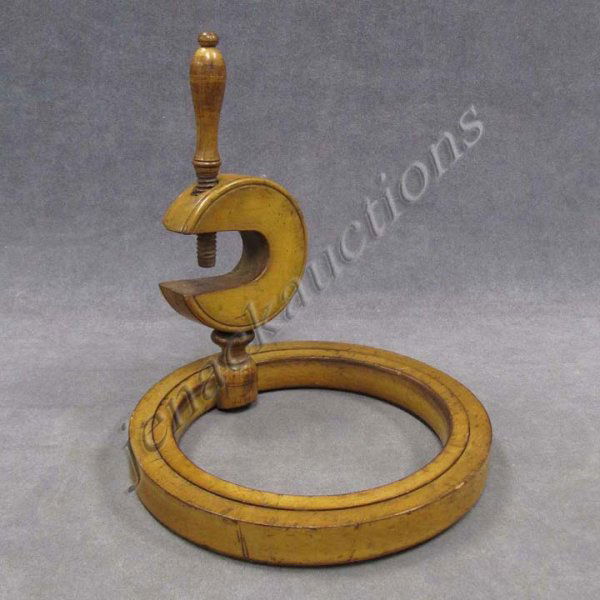 SHAKER CARVED MAPLE SEWING RING/TABLE CLAMP: SHAKER CARVED MAPLE SEWING RING/TABLE CLAMP, 19TH CENTURY. DIAMETER 9"