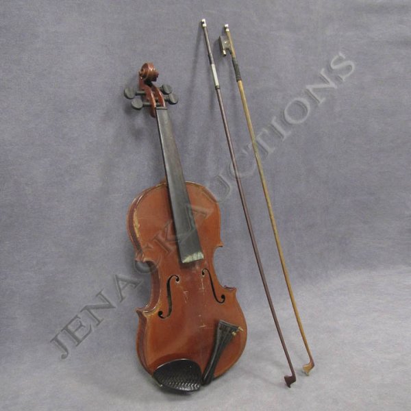 VINTAGE GERMAN VIOLIN BEARING CARLO MINCELLI LABEL: VINTAGE GERMAN VIOLIN BEARING CARLO MINCELLI LABEL WITH CASE AND (2) BOWS, C.1930