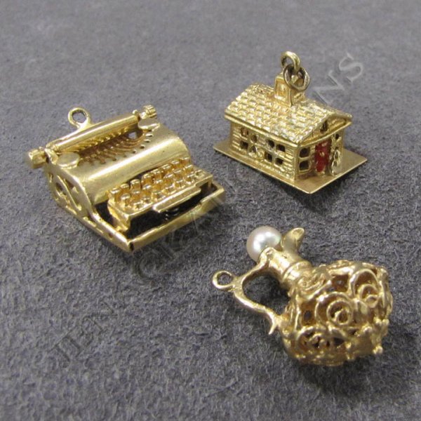 LOT (3) 14K YELLOW GOLD CHARMS: LOT (3) 14K YELLOW GOLD CHARMS INCLUDING TYPEWRITER, EWER & HOUSE. LENGTH 3/4"; GROSS WEIGHT 12.38 GRAMS