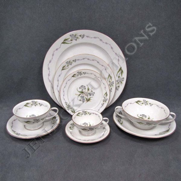 ROSENTHAL DINNER SERVICE, "FANTASIAö: SERVICE FOR (9) ROSENTHAL DINNER SERVICE, "FANTASIA", WITH EXTRAS INCLUDING (11) DINNER PLATES, 10 1/2"; (11) BOUILLON SAUCERS, 7"; (10) BOUILLON CUPS, 5 1/4"; (9) SALAD/LUNCHEON PLATES, 7 3/4"; (11) 