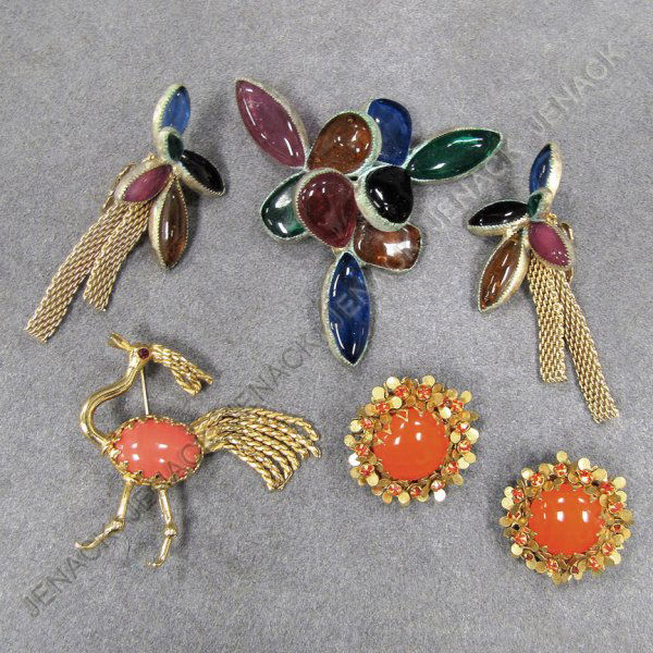 LOT MIRIAM HASKELL & HATTIE CARNEGIE JEWELRY: LOT MIRIAM HASKELL & HATTIE CARNEGIE JEWELRY INCLUDING MIRIAM HASKELL ROAD RUNNER PIN & PAIR CLIP-BACK EARRINGS AND HATTIE CARNEGIE BROOCH & PAIR CLIP EARRINGS (METAL CORROSION)