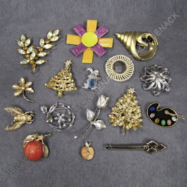 LOT (16) SIGNED COSTUME JEWELRY INCLUDING PLAIRE: LOT (16) SIGNED COSTUME JEWELRY INCLUDING PLAIRE, CAPRI, MONET, NAPIER, BSK, GRAZIANO, TONA, WEISS, AMLEE, LOBELLA