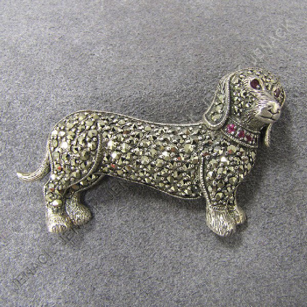 STERLING AND MARCASITE DACHSHUND BROOCH: STERLING AND MARCASITE DACHSHUND BROOCH. LENGTH 2"; GROSS WEIGHT 0.53 OZT