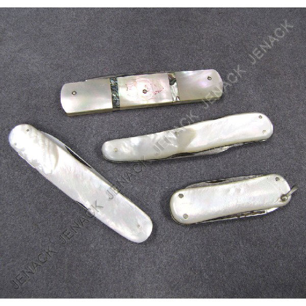 LOT (4) ASSORTED VINTAGE MOTHER OF PEARL KNIVES: LOT (4) ASSORTED VINTAGE MOTHER OF PEARL FOLDING POCKET KNIVES INCLUDING SCHRADE; ULSTER KNIFE CO. AND BLAKE & SCHAAF. LENGTH 2 1/4-3 1/4"