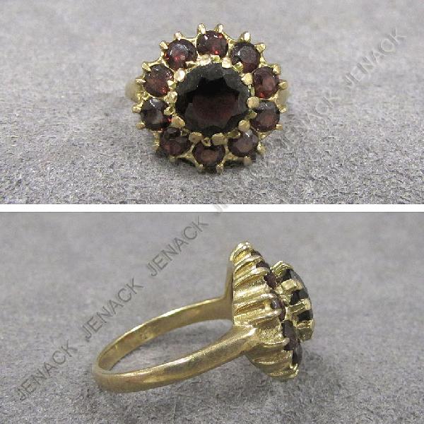 9 CT YELLOW GOLD AND GARNET RING: 9 CT YELLOW GOLD AND GARNET RING. RING SIZE 7 1/2