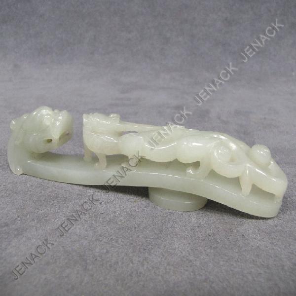 CHINESE CARVED JADE BELT HOOK IN FORM OF A DRAGON: VERY FINE CHINESE CARVED JADE BELT HOOK IN FORM OF A DRAGON WITH CHI DRAGON, 18TH/19TH CENTURY. LENGTH 4"