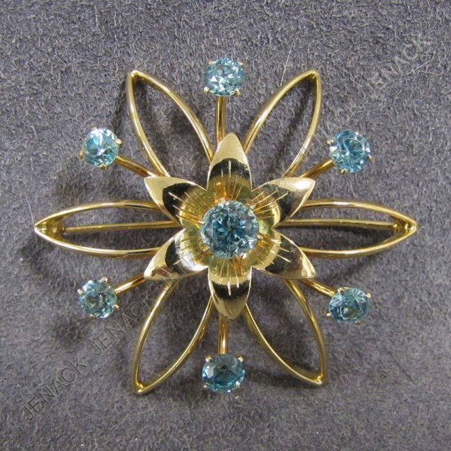 14K YELLOW GOLD FLORAL BROOCH WITH BLUE ZIRCONS: 14K YELLOW GOLD FLORAL BROOCH WITH BLUE ZIRCONS. DIAMETER 2"; 12.79 GRAMS