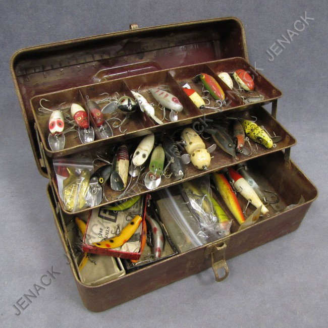 VINTAGE FISHING TACKLE BOX WITH (29) ASSORTED LURE: VINTAGE FISHING TACKLE BOX WITH (29) ASSORTED LURES INCLUDING HEDDON, PAW PAW, SOME WITH ORIGINAL BOXES, ETC.