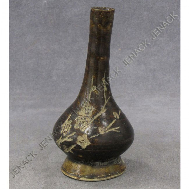 CHINESE JI ZHOU WARE SCRAFFITO DECORATED VASE: CHINESE JI ZHOU WARE SCRAFFITO DECORATED VASE. HEIGHT 6"