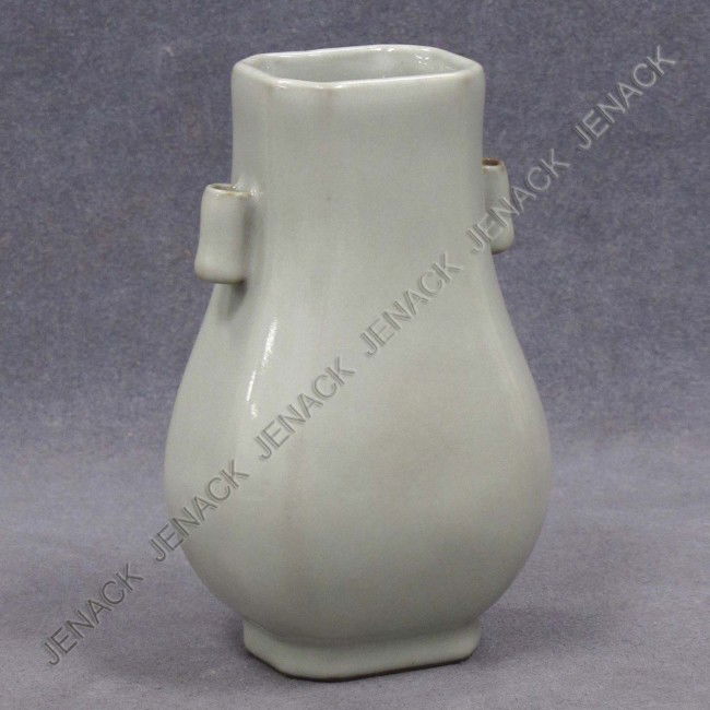 CHINESE SUNG STYLE KUAN WARE VASE: CHINESE SUNG STYLE KUAN WARE VASE, BEARING SPURIOUS CH'IEN LUNG SEAL FORM MARK. HEIGHT 5 3/4"