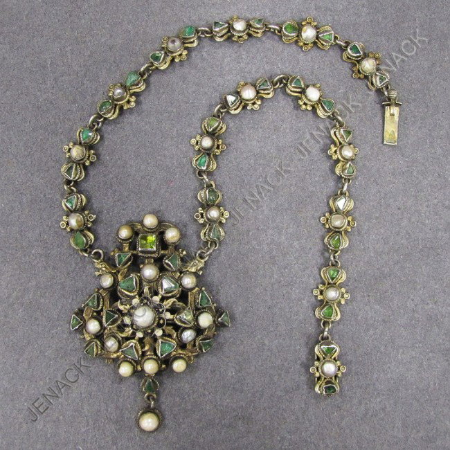 RENAISSANCE REVIVAL STYLE SILVER NECKLACE: RENAISSANCE REVIVAL STYLE SILVER BERYL & PEARL NECKLACE. LENGTH 14"; GROSS WEIGHT 1.56 OZT