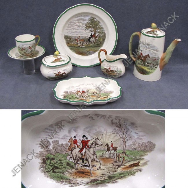 SERVICE FOR (8) COPELAND SPODE DECORATED PORCELAIN: SERVICE FOR (8) COPELAND SPODE DECORATED PORCELAIN HUNTING SCENES AFTER ENGRAVINGS BY J.F. HERRING SR. INCLUDING (8) DINNER PLATES. DIAMETER 10 5/8"; (8) CUPS & SAUCERS; TEA POT, HEIGHT 9" (CRACKED LI