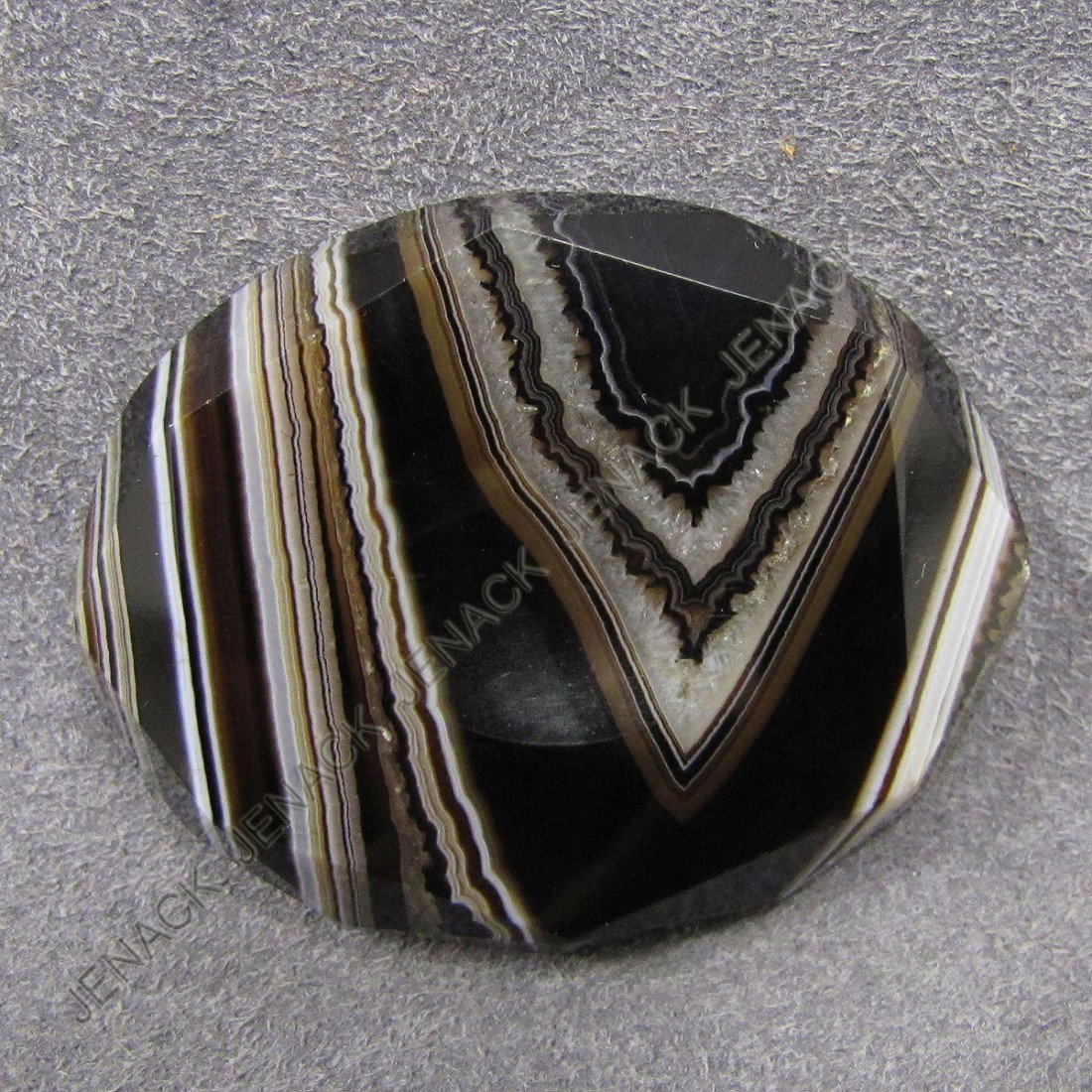 VINTAGE BANDED ONYX WORRY-STONE BROOCH: VINTAGE BANDED ONYX WORRY-STONE BROOCH. 1 1/2 X 2"