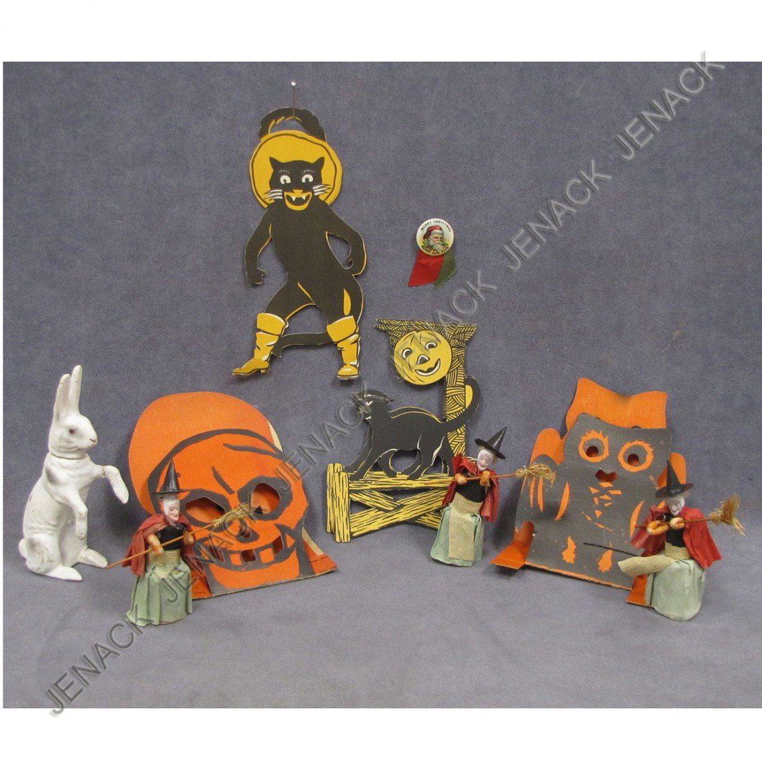 LOT HALLOWEEN, EASTER, AND CHRISTMAS DECORATIONS: LOT ASSORTED HALLOWEEN, EASTER, AND CHRISTMAS DECORATIONS AND BUTTON