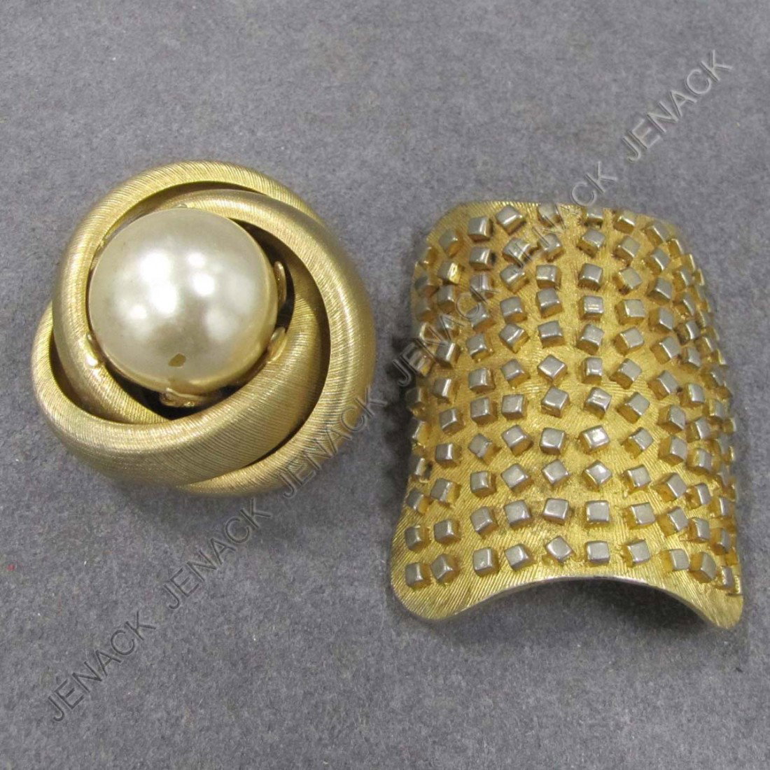 LOT (2) HATTIE CARNEGIE FASHION BROOCHES, SIGNED: LOT (2) HATTIE CARNEGIE FASHION BROOCHES, SIGNED. DIAMETER 1 1/2"; 2 1/4 X 1 3/4" (PAINT CHIP ON FAUX PEARL)