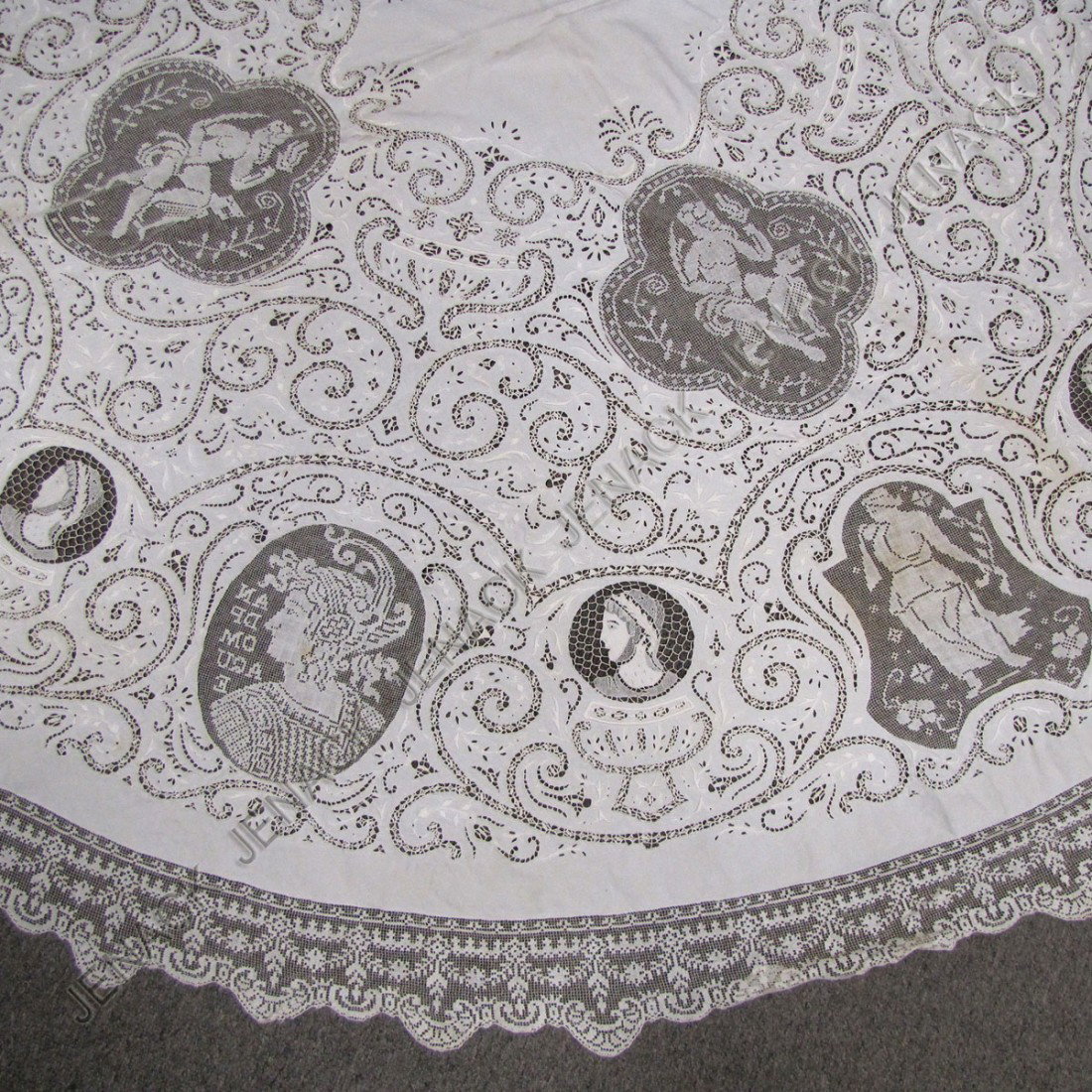 FINE VINTAGE LACE AND CUT WORK TABLE CLOTH: FINE VINTAGE LACE AND CUT WORK TABLE CLOTH. DIAMETER 88"