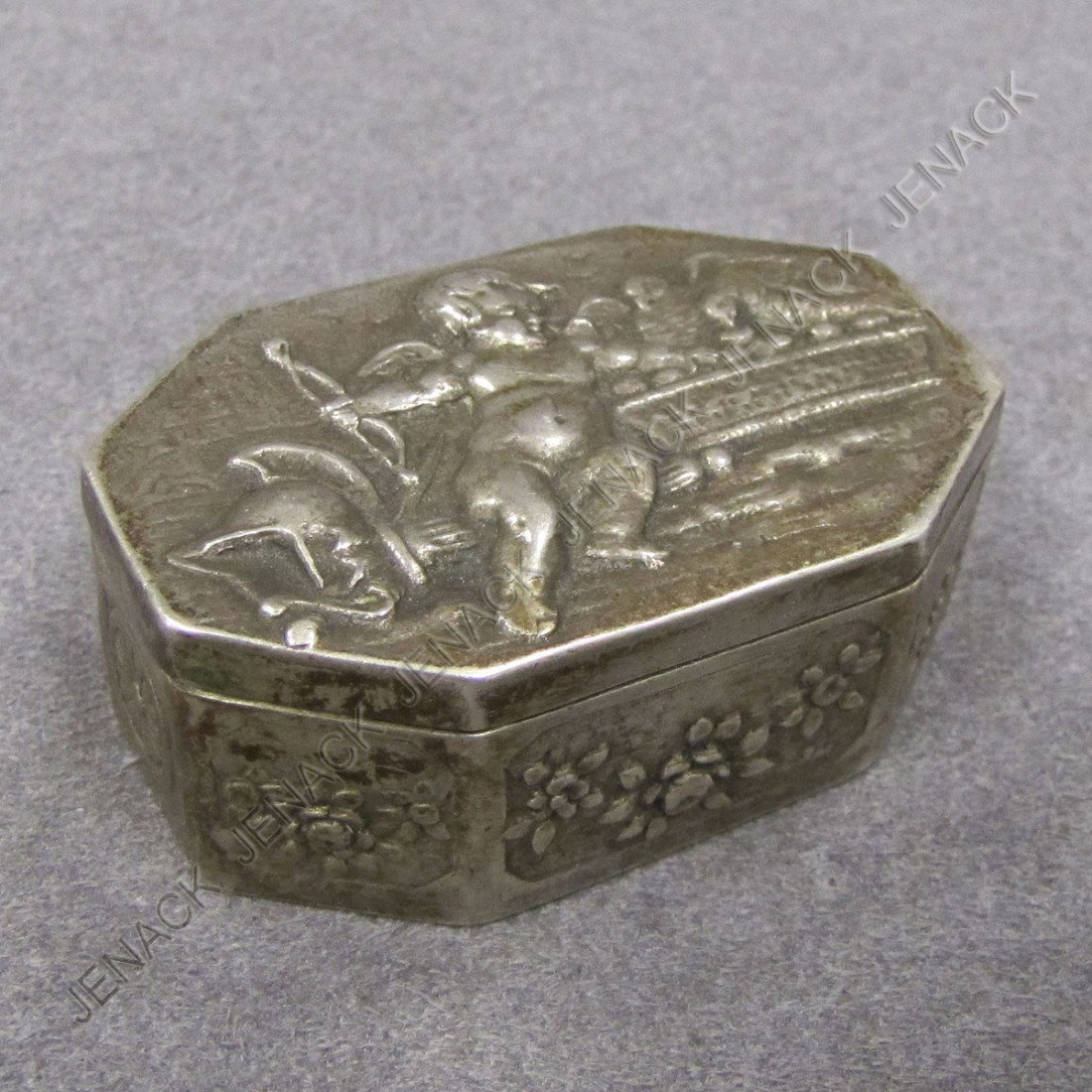 CONTINENTAL SILVER REPOUSSE PILL/SNUFF BOX: CONTINENTAL SILVER REPOUSSE PILL/SNUFF BOX. LENGTH 2"; 1.05 OZT
