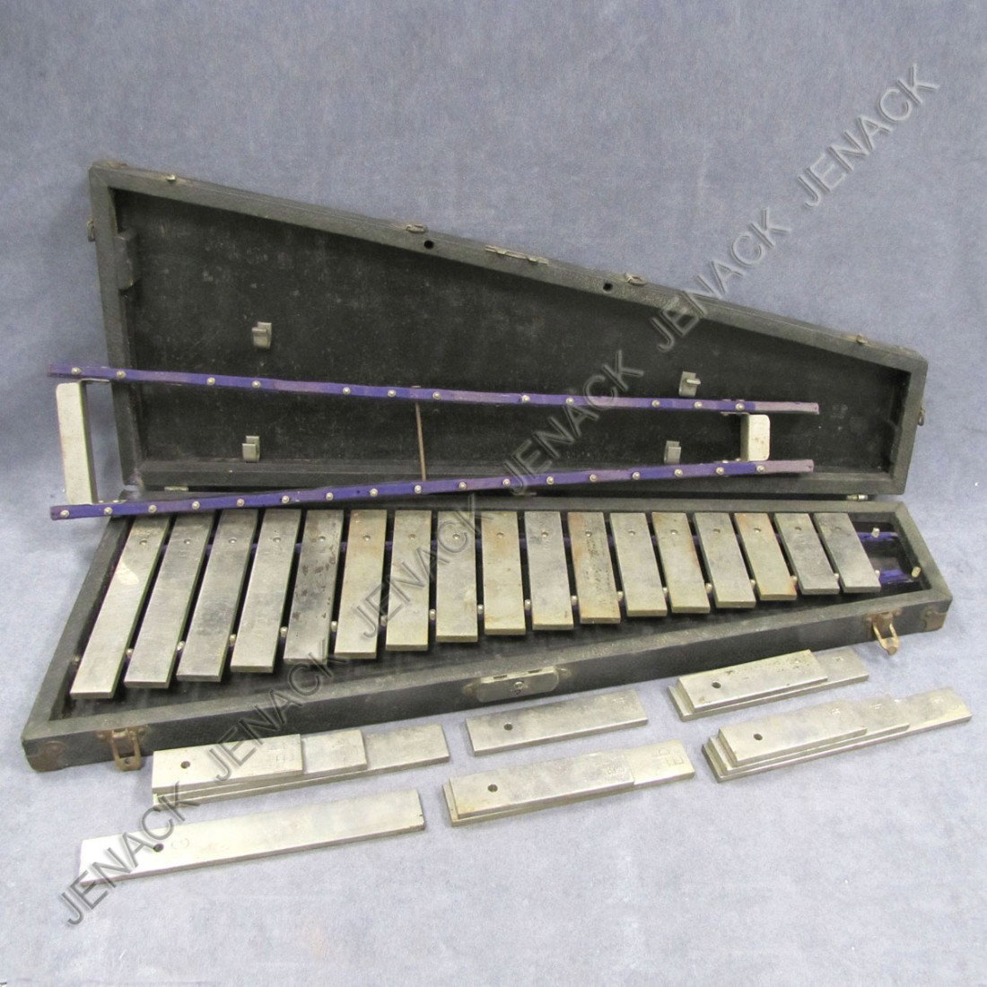 VINTAGE LEEDY MFG CO. XYLOPHONE: VINTAGE LEEDY MFG CO. XYLOPHONE. LENGTH 27" CASED
