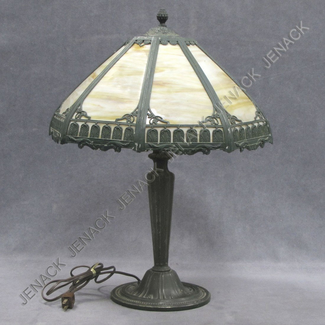 VINTAGE BRADLEY & HUBBARD PANELED SLAG GLASS LAMP: VINTAGE BRADLEY & HUBBARD PANELED SLAG GLASS TABLE LAMP, SIGNED. HEIGHT 23"