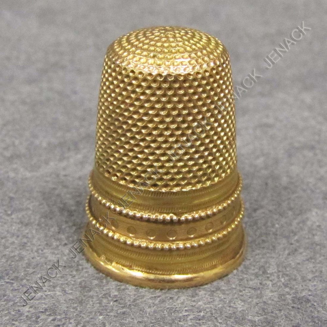 VINTAGE YELLOW GOLD (TESTS 14K) THIMBLE: VINTAGE YELLOW GOLD (TESTS 14K) THIMBLE. HEIGHT 1"; 4.48 GRAMS