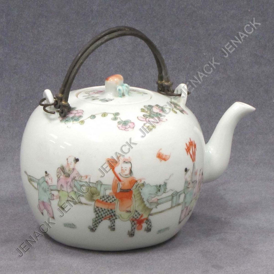 CHINESE DECORATED PORCELAIN TEAPOT, TUNG CHIH: CHINESE DECORATED PORCELAIN TEAPOT, TUNG CHIH. HEIGHT 4 3/4"