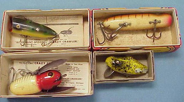 (4) VINTAGE WOOD BODY FISHING LURES: LOT (4) VINTAGE WOOD BODY FISHING LURES WITH ORIGINAL BOXES INCLUDING HEDDON CRAZY CRAWLER, BABY LUCKY 13, SOUTH BEND BASS-ORENO, PAW PAW FROG BAIT, C.1940/50