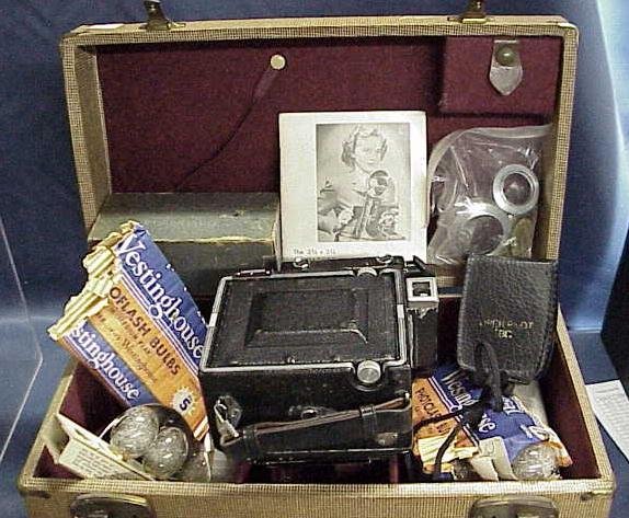 VINTAGE GRAFLEX SPEED GRAPHIC CAMERA: VINTAGE MINIATURE GRAFLEX SPEED GRAPHIC CAMERA, ACCESSORIES & CASE