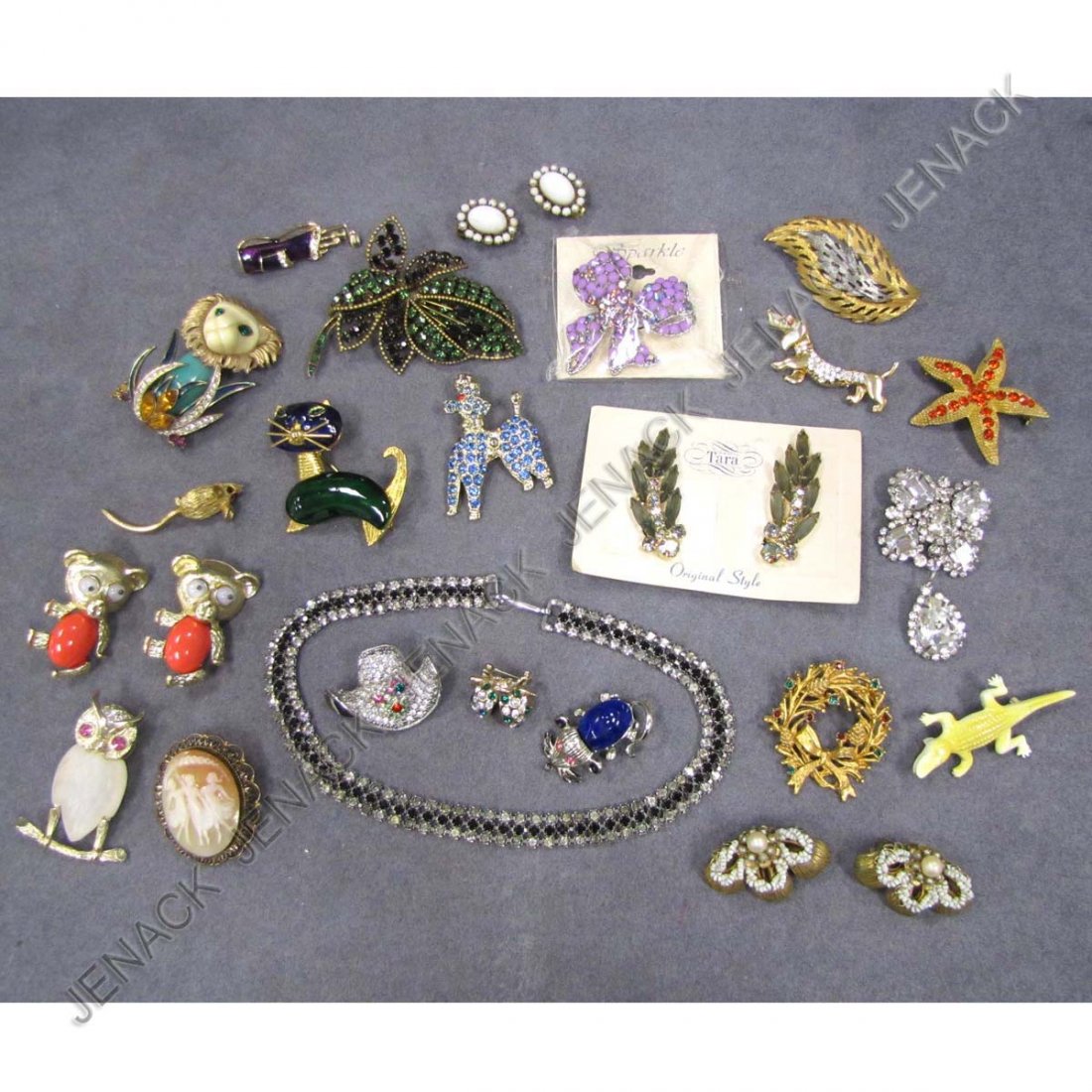 LOT ASSORTED COSTUME JEWELRY PINS, EARRINGS: LOT ASSORTED COSTUME JEWELRY PINS, EARRINGS, NECKLACE INCLUDING KRAMER, ROBERT, TARA KANDILL AND MARCUS (FEW RHINESTONES MISSING)