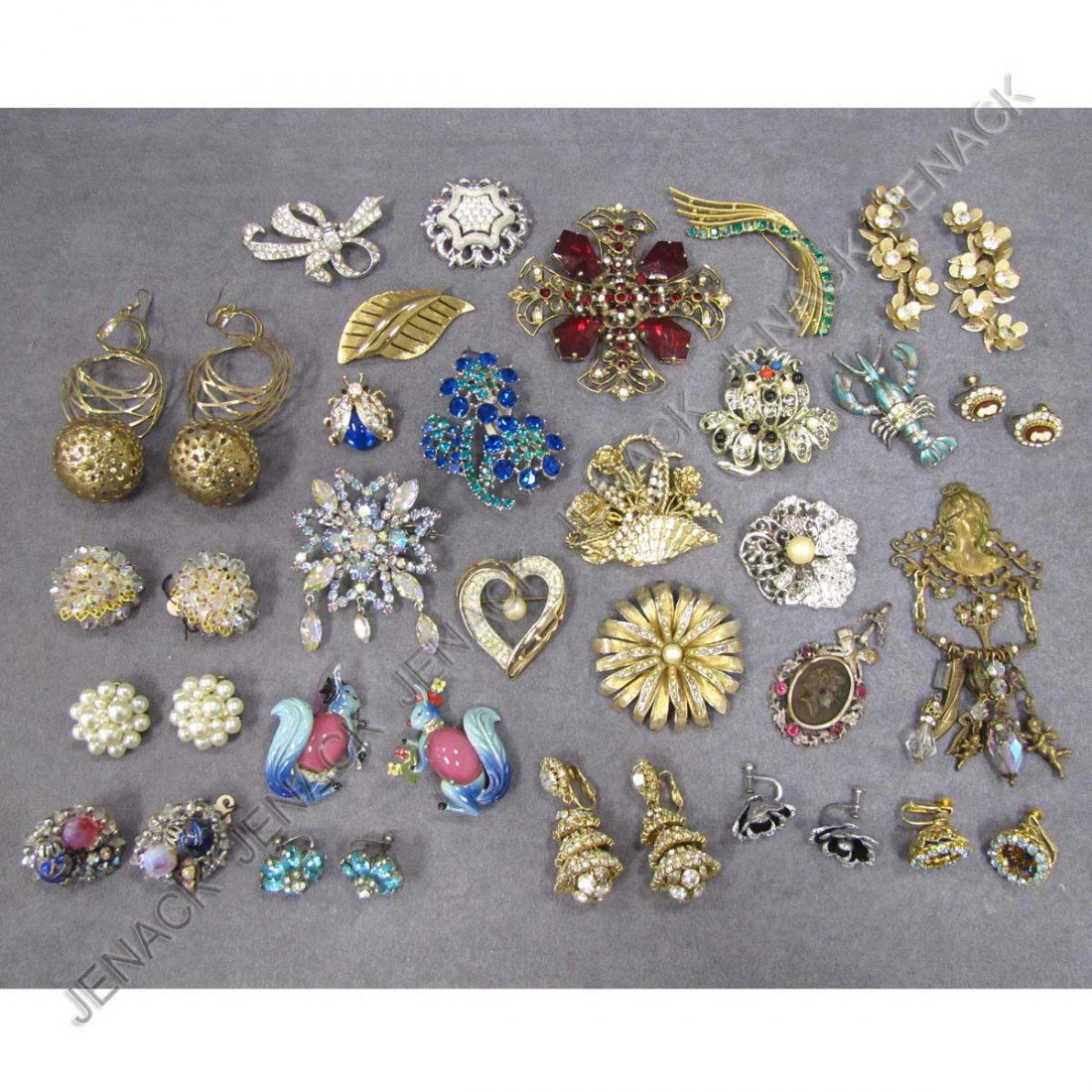 ASSORTED LOT COSTUME JEWELRY PINS & EARRINGS: ASSORTED LOT COSTUME JEWELRY PINS & EARRINGS INCLUDING WEISS, CROWN TRIFARI, KRAMER, PELL, HOBE & LAGUNA