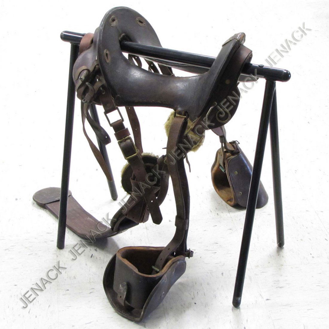 US CALVARY MODEL 1904 MC CLELLAN SADDLE: US CALVARY MODEL 1904 MC CLELLAN SADDLE WITH HOODED STIRRUPS