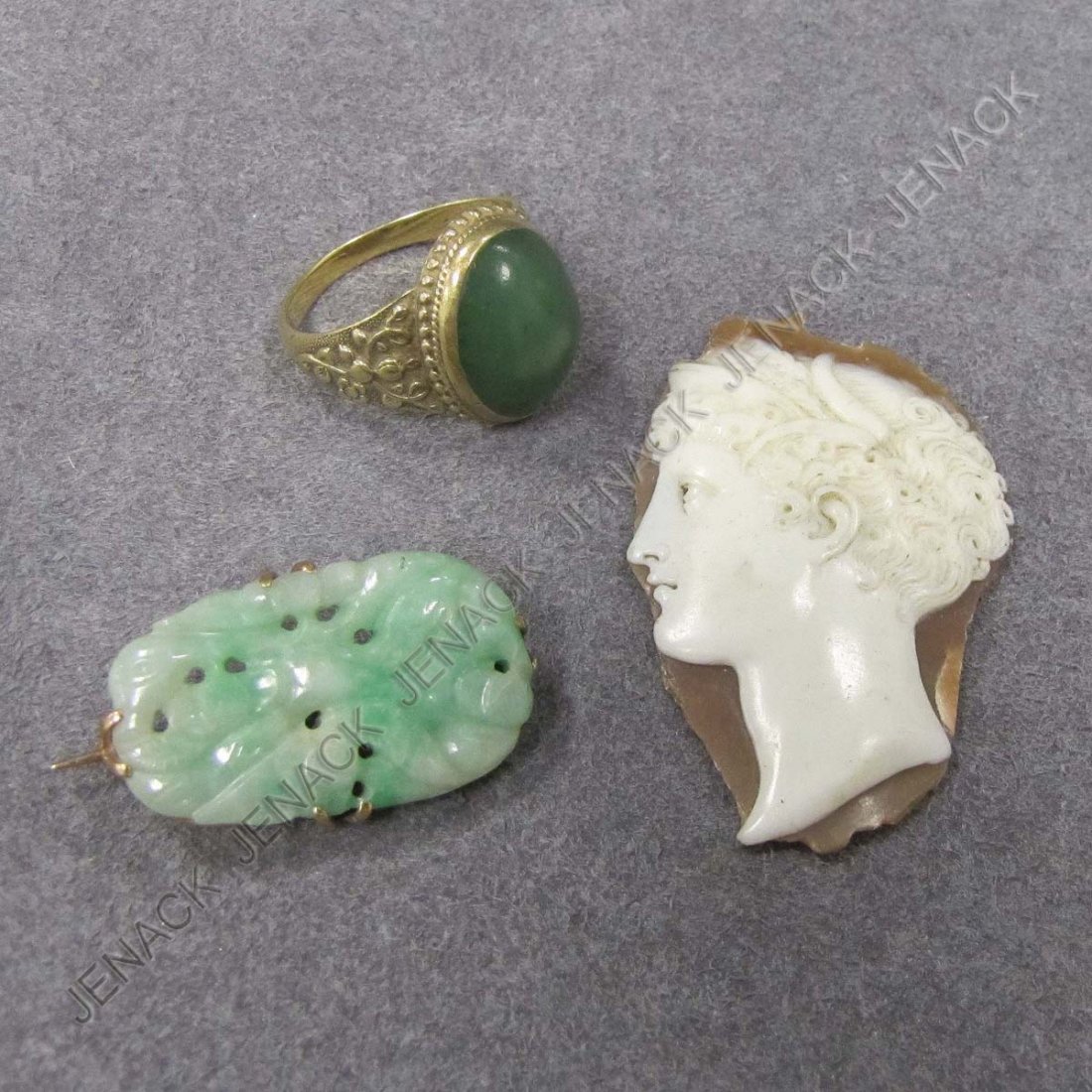LOT (3) VINTAGE YELLOW GOLD (TESTS 14K) JADE PIN: LOT (3) VINTAGE YELLOW GOLD (TESTS 14K) CARVED JADE PIN, 5/8 X 1"; JADE RING, SIZE 7 1/2; AND CARVED SHELL CAMEO SLICE, LENGTH 1 5/8"