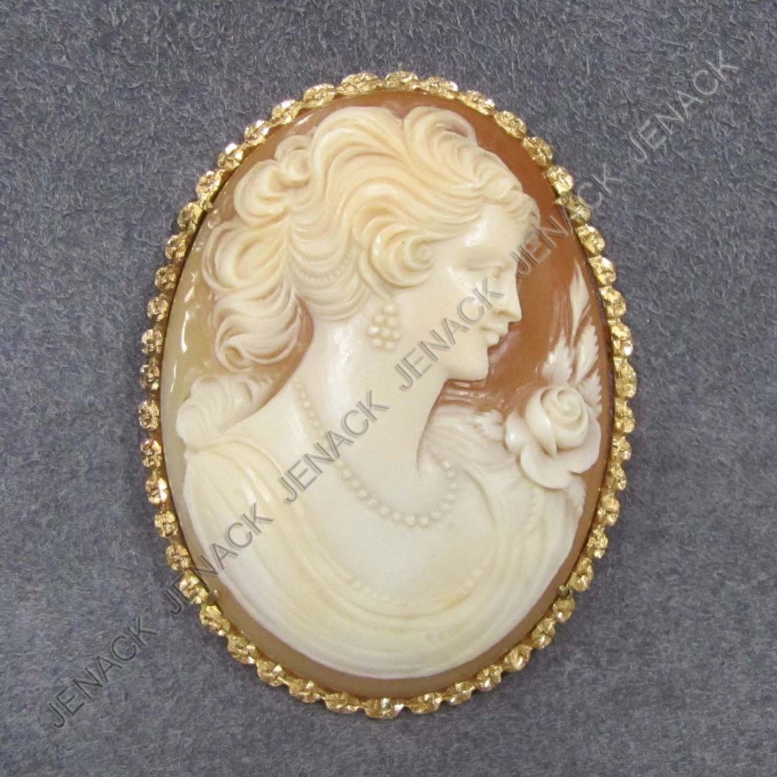 VINTAGE 18K GOLD FRAMED CARVED SHELL CAMEO BROOCH: VINTAGE 18K GOLD FRAMED CARVED SHELL CAMEO BROOCH. 2 X 1 5/8"