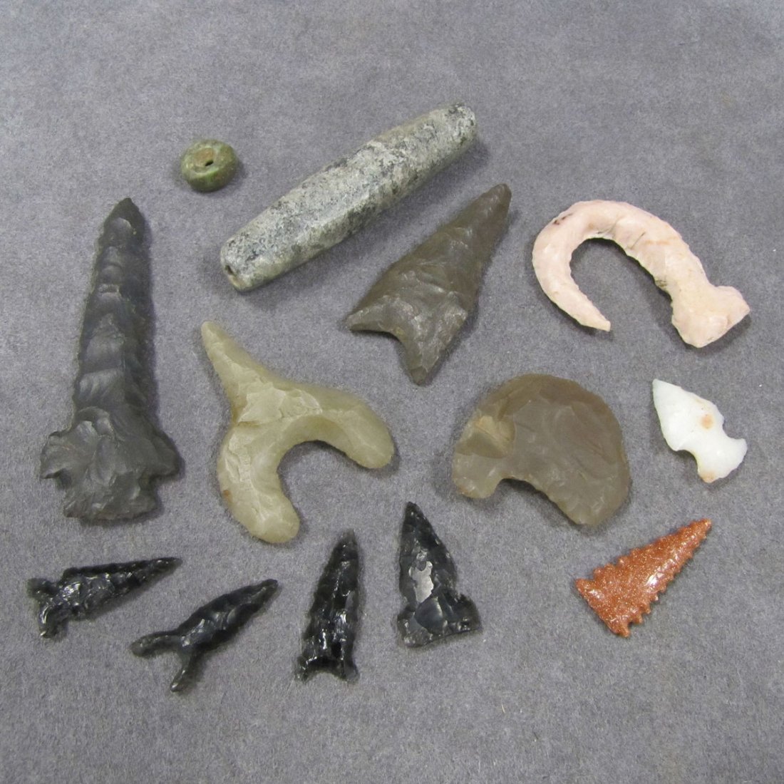LOT (13) ASSORTED AMERICAN INDIAN STONE, FLINT : LOT (13) ASSORTED AMERICAN INDIAN STONE, FLINT, GEMSTONE ARTICLES INCLUDING BIRD POINTS, DRILLS, ROTARY POINT, BEADS. LENGTH 1/2-2 3/4"